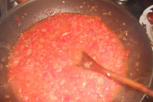 Varza cu carnati in tigaia wok