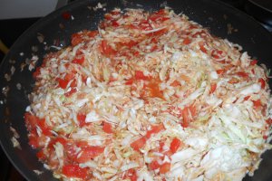 Varza cu carnati in tigaia wok