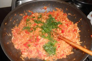 Varza cu carnati in tigaia wok
