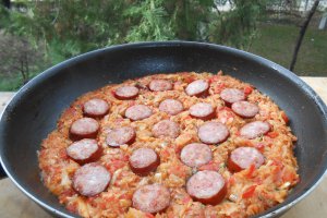 Varza cu carnati in tigaia wok
