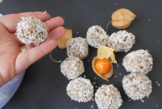 Bomboane raw cu quinoa si cocos