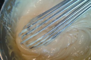 Tort de biscuiti, cu crema de ciocolata cu rom si alune, si insertie de banane