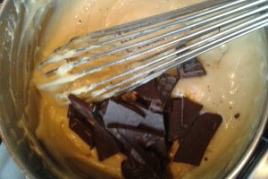 Tort de biscuiti, cu crema de ciocolata cu rom si alune, si insertie de banane