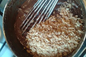 Tort de biscuiti, cu crema de ciocolata cu rom si alune, si insertie de banane