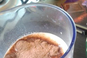Tort de biscuiti, cu crema de ciocolata cu rom si alune, si insertie de banane