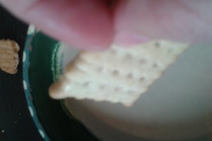 Tort de biscuiti, cu crema de ciocolata cu rom si alune, si insertie de banane