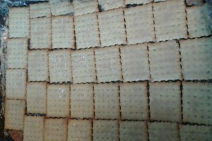 Tort de biscuiti, cu crema de ciocolata cu rom si alune, si insertie de banane