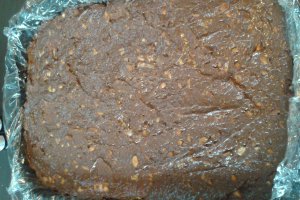 Tort de biscuiti, cu crema de ciocolata cu rom si alune, si insertie de banane