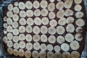Tort de biscuiti, cu crema de ciocolata cu rom si alune, si insertie de banane