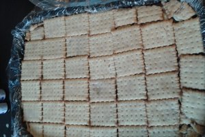 Tort de biscuiti, cu crema de ciocolata cu rom si alune, si insertie de banane