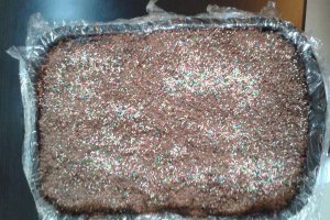 Tort de biscuiti, cu crema de ciocolata cu rom si alune, si insertie de banane
