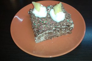 Tort de biscuiti, cu crema de ciocolata cu rom si alune, si insertie de banane