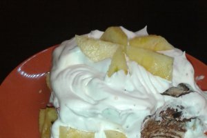 Tort de biscuiti, cu crema de ciocolata cu rom si alune, si insertie de banane