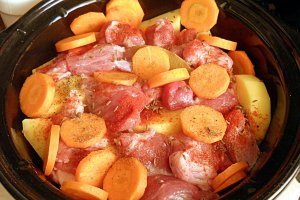 Gulas de vitel la slow cooker Crock-Pot 2.4 L
