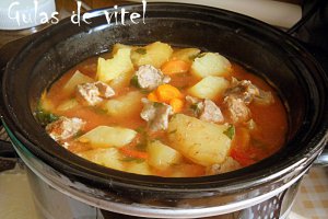 Gulas de vitel la slow cooker Crock-Pot 2.4 L
