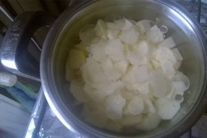 Ciorba de cartofi dreasa cu smantana si ou