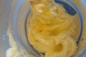Cuiburi de viespi cu cocos si ciocolata