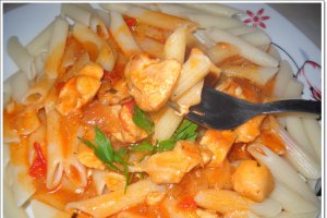 Penne cu pui si sos de rosii