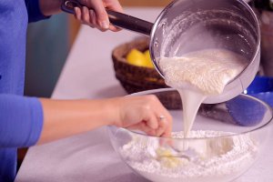 Reteta de gogosi pufoase, cu aluat dospit, facute cu paharul sau impletite