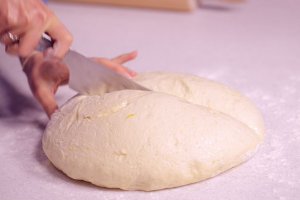 Reteta de gogosi pufoase, cu aluat dospit, facute cu paharul sau impletite