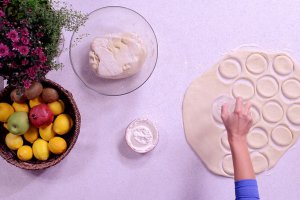 Reteta de gogosi pufoase, cu aluat dospit, facute cu paharul sau impletite