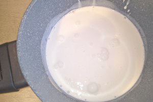 Prajitura cu crema de ciocolata neagra si alba, bezea si fructe