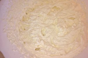 Prajitura cu crema de ciocolata neagra si alba, bezea si fructe
