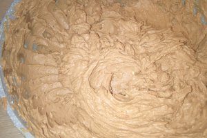 Prajitura cu crema de ciocolata neagra si alba, bezea si fructe