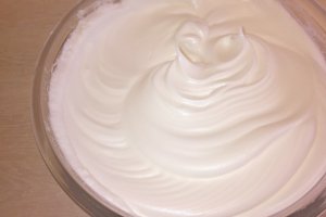 Prajitura cu crema de ciocolata neagra si alba, bezea si fructe