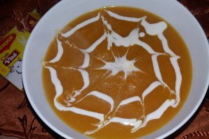 Supa crema de dovleac pentru Halloween
