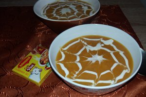 Supa crema de dovleac pentru Halloween