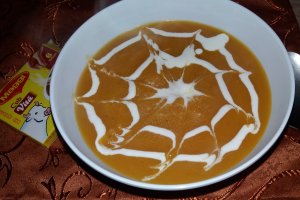 Supa crema de dovleac pentru Halloween