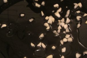 Reteta gustoasa de paste cremoase cu sos de smantana si usturoi