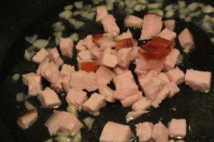 Reteta gustoasa de paste cremoase cu sos de smantana si usturoi