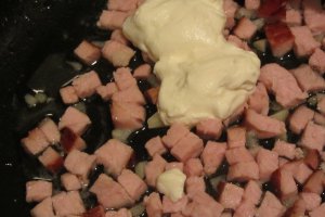 Reteta gustoasa de paste cremoase cu sos de smantana si usturoi