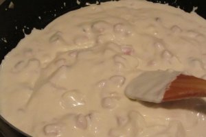 Reteta gustoasa de paste cremoase cu sos de smantana si usturoi