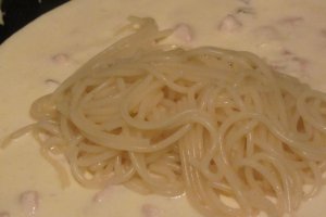 Reteta gustoasa de paste cremoase cu sos de smantana si usturoi