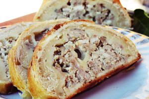 Placinta cu carne tocata si cascaval