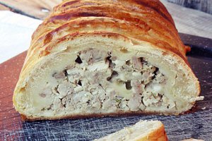 Placinta cu carne tocata si cascaval