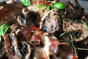 Rulouri din carne de porc umplute cu Pancetta, in sos de ardei copti si rosii & ciuperci la tigaie