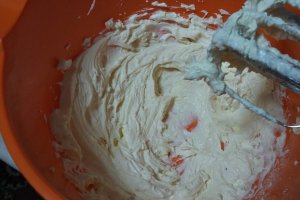 Tort cu doua creme si fructe