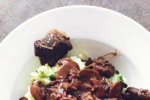 Carne de vita la slow cooker Crock-Pot in sos de vin rosu cu piure de cartofi si varza de Bruxelles
