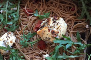 Spaghete integrale cu rosii cherry si ricotta la cuptor