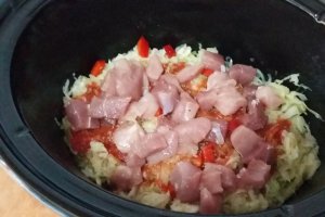 Varza dulce cu carnati si carne de porc la slow cooker Crock-Pot
