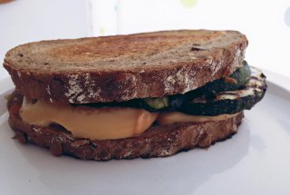 Sandvis cu dovlecel la grill si branza Scamorza afumata