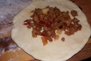 Chifle umplute cu carne tocata