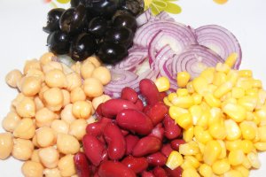 Salata cu mai multe feluri de boabe (naut, porumb,fasole)