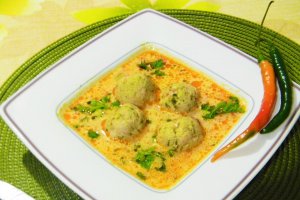 Ciorba cu perisoare de pui , smantana si kapia