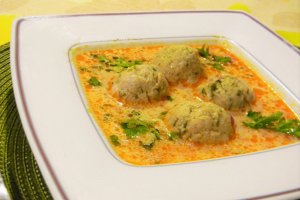 Ciorba cu perisoare de pui , smantana si kapia