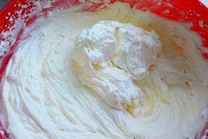 Tort cu crema de ciocolata alba, mascarpone si dulceata de zmeura